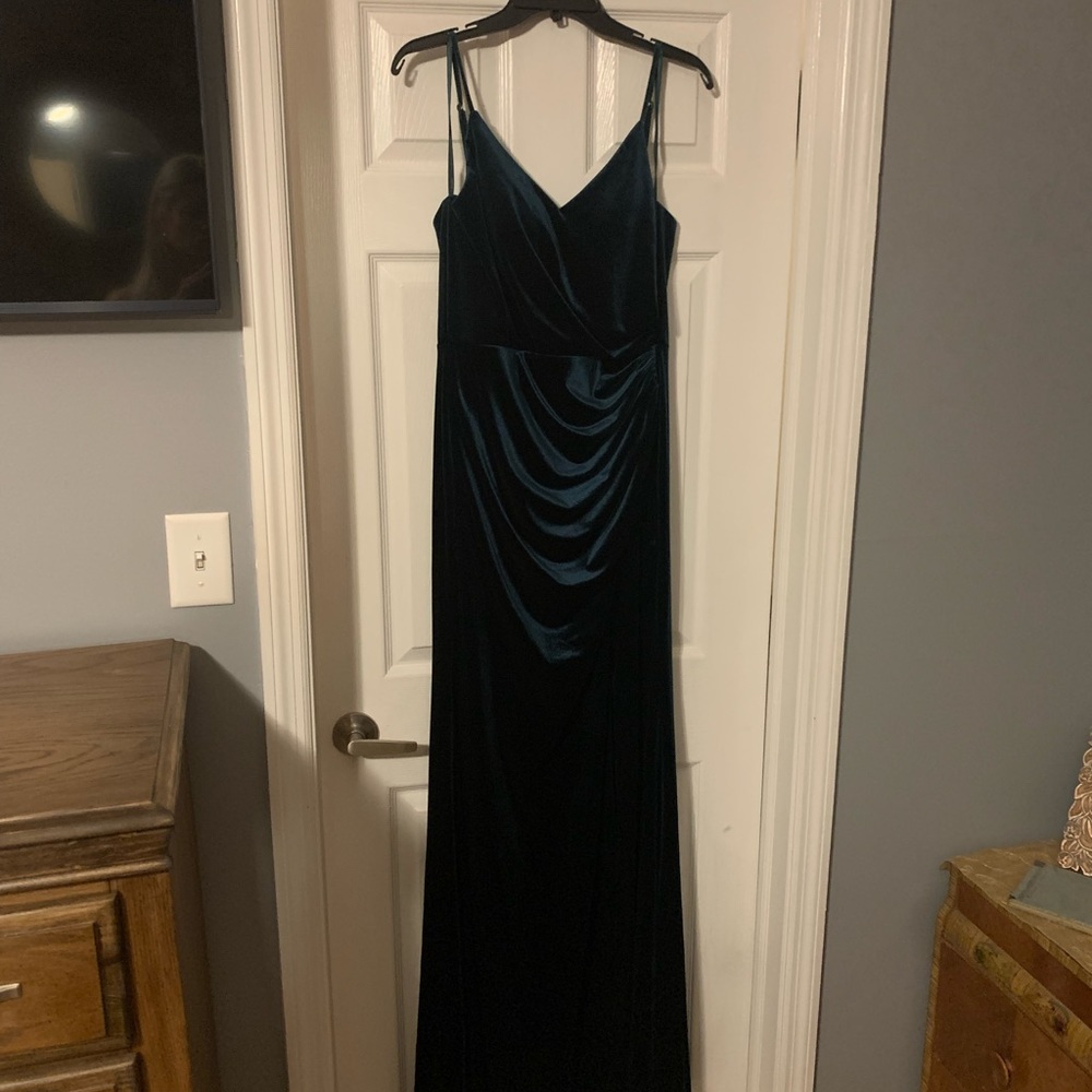 Revelry Rory velvet dress size 8 in CLASSIC EMERALD 614 green